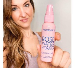 Mima tu piel con el spray agua de rosas con aloe y ácido hialurónico.